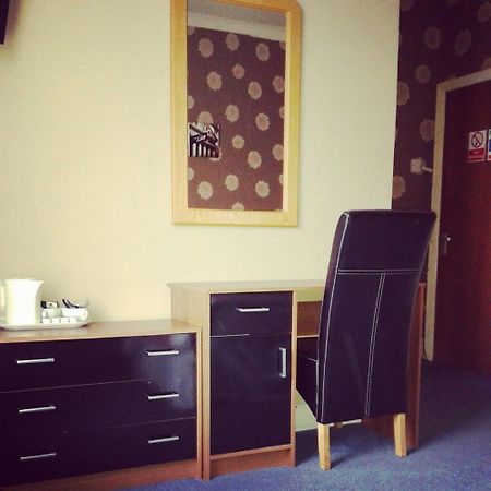 Amber Guesthouse دربي الغرفة الصورة